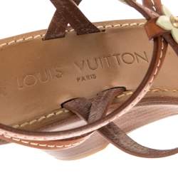 مملوكة مسبقًا صندل لوي فيتون فلور جلد وجلد لامع كريمي/بني فاتح كعب روكي سير حرف تي مقاس 38