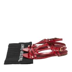 مملوكة مسبقًا صندل لوي فيتون فلات شعار سيور متعاكسة جلد لامع أحمر مقاس 36.5