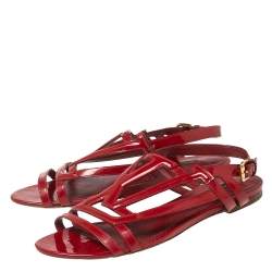 مملوكة مسبقًا صندل لوي فيتون فلات شعار سيور متعاكسة جلد لامع أحمر مقاس 36.5