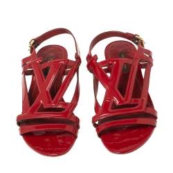 مملوكة مسبقًا صندل لوي فيتون فلات شعار سيور متعاكسة جلد لامع أحمر مقاس 36.5