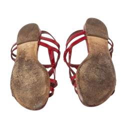 مملوكة مسبقًا صندل لوي فيتون فلات شعار سيور متعاكسة جلد لامع أحمر مقاس 36.5