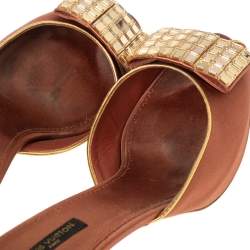 مملوكة مسبقًا صندل سلايدز لوي فيتون فيونكة ساتان بني مقاس 40.5