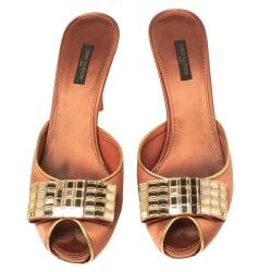 مملوكة مسبقًا صندل سلايدز لوي فيتون فيونكة ساتان بني مقاس 40.5