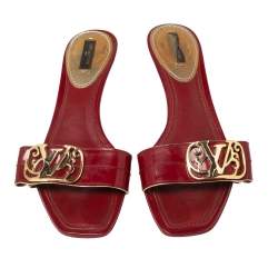 مملوكة مسبقًا صندل سلايد لوي فيتون جلد لامع أحمر مزين شعار الماركة أل ڨي مقاس 38