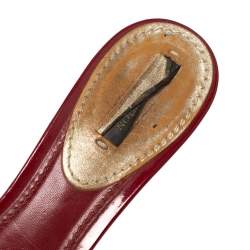 مملوكة مسبقًا صندل سلايد لوي فيتون جلد لامع أحمر مزين شعار الماركة أل ڨي مقاس 38