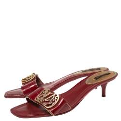 مملوكة مسبقًا صندل سلايد لوي فيتون جلد لامع أحمر مزين شعار الماركة أل ڨي مقاس 38