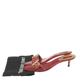مملوكة مسبقًا صندل سلايد لوي فيتون جلد لامع أحمر مزين شعار الماركة أل ڨي مقاس 38
