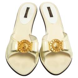 مملوكة مسبقًا Louis Vuitton Cream Patent Leather LV Logo Slide Sandals Size 41