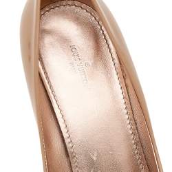 مملوكة مسبقًا Louis Vuitton Beige Patent Leather Bow Fiance Pumps Size 38
