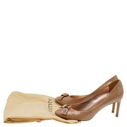 مملوكة مسبقًا Louis Vuitton Beige Patent Leather Bow Fiance Pumps Size 38