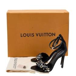 مملوكة مسبقًا صندل لوي فيتون جلد لامع وساتان أسود مزخرف بحزام للكاحل مقاس 36