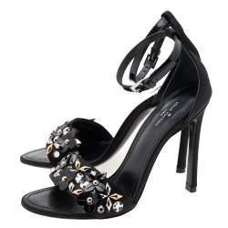 مملوكة مسبقًا صندل لوي فيتون جلد لامع وساتان أسود مزخرف بحزام للكاحل مقاس 36