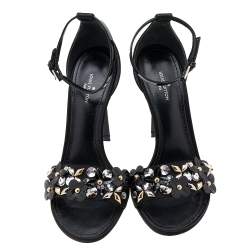 مملوكة مسبقًا صندل لوي فيتون جلد لامع وساتان أسود مزخرف بحزام للكاحل مقاس 36