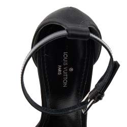 مملوكة مسبقًا صندل لوي فيتون جلد لامع وساتان أسود مزخرف بحزام للكاحل مقاس 36