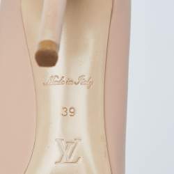 مملوكة مسبقًا Louis Vuitton Nude Pink Leather Urban Twist Metal Cap-Toe Pumps Size 39