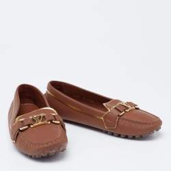 مملوكة مسبقًا حذاء لوفرز لوي فيتون جلد بني سليب أون بشعارمعدن مقاس 38