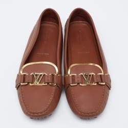 مملوكة مسبقًا حذاء لوفرز لوي فيتون جلد بني سليب أون بشعارمعدن مقاس 38