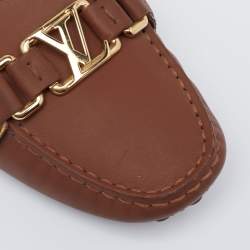 مملوكة مسبقًا حذاء لوفرز لوي فيتون جلد بني سليب أون بشعارمعدن مقاس 38