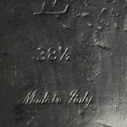 مملوكة مسبقًا حذاء لوفرز لوي فيتون جلد فضي مزخرف سلسلة وحرف ڨي مقاس 38.5