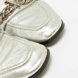 مملوكة مسبقًا حذاء لوفرز لوي فيتون جلد فضي مزخرف سلسلة وحرف ڨي مقاس 38.5