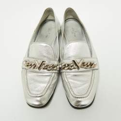 مملوكة مسبقًا حذاء لوفرز لوي فيتون جلد فضي مزخرف سلسلة وحرف ڨي مقاس 38.5