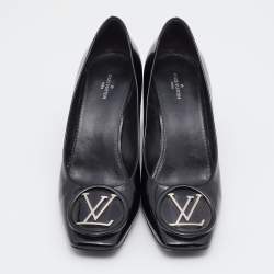 Pre Owned حذاء كعب عالي لوي فيتون جلد لامع أسود مزين ميدالية كعب مربع سميك مقاس 38