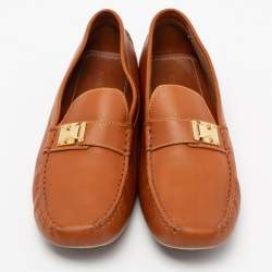 مملوكة مسبقًا Louis Vuitton Tan Leather S Lock Slip On Loafers Size 40.5