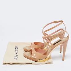 مملوكة مسبقًا صندل لوي فيتون جلد بيج لامع بحزام كاحل مقاس 38