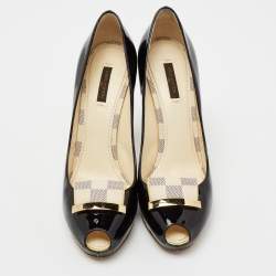 مملوكة مسبقًا Louis Vuitton Black Patent Leather Damier Azur Damia Peep-Toe Pumps Size 39.5