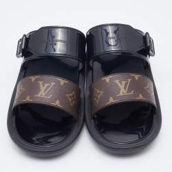 مملوكة مسبقًا Louis Vuitton Black/Brown Monogram Rubber Sunbath Flat Slides Size 40