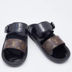 مملوكة مسبقًا Louis Vuitton Black/Brown Monogram Rubber Sunbath Flat Slides Size 40