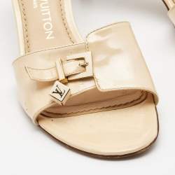 مملوكة مسبقًا Louis Vuitton Beige Patent Leather LV Dice Slide Sandals Size 41