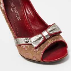 مملوكة مسبقًا Louis Vuitton Brown/Red Monogram Satin and Leather Bow Peep Toe Pumps Size 39