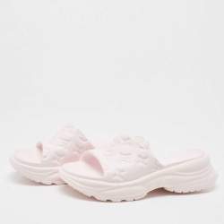 مملوكة مسبقًا Louis Vuitton Pink Rubber Monogram Pool 55 Comfort Mules Size 38