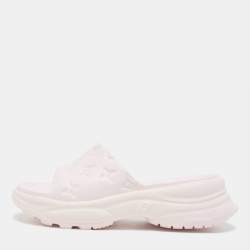 مملوكة مسبقًا Louis Vuitton Pink Rubber Monogram Pool 55 Comfort Mules Size 38
