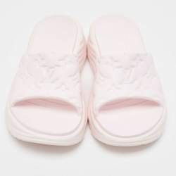 مملوكة مسبقًا Louis Vuitton Pink Rubber Monogram Pool 55 Comfort Mules Size 38