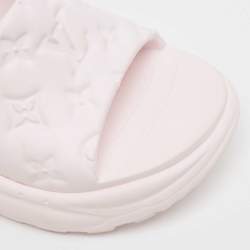 مملوكة مسبقًا Louis Vuitton Pink Rubber Monogram Pool 55 Comfort Mules Size 38
