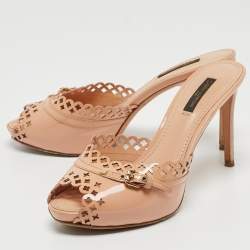 مملوكة مسبقًا Louis Vuitton Beige Patent Leather  Cut Buckle Detail Slide Sandals Size 37