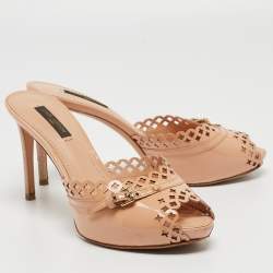 مملوكة مسبقًا Louis Vuitton Beige Patent Leather  Cut Buckle Detail Slide Sandals Size 37