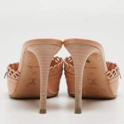 مملوكة مسبقًا Louis Vuitton Beige Patent Leather  Cut Buckle Detail Slide Sandals Size 37