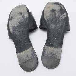 مملوك�ة مسبقًا Louis Vuitton Black Embossed Leather Revival Flat Slides Size 38