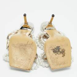 Pre Owned صندل ماك أند ماك جلد فضي مع كريستالات ولؤلؤ صناعي مُزخرف مع رباط للكاحل مقاس 39