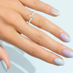 مملوكة مسبقًا Pearl White Ceramic Pear Shaped Contemporary Bypass Sterling Silver Lab Grown Diamond Ring US 7