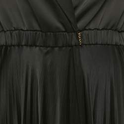 مملوكة مسبقًا فستان M.A.E أسود ساتان مزدوج الصدر بليسي ماكسي كبير جداً