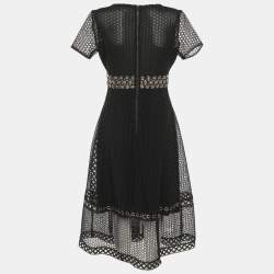 مملوكة مسبقًا فستان ميدي أسود من ماج بدانتيل مع حلقات معدنية وأكمام قصيرة مقاس صغير