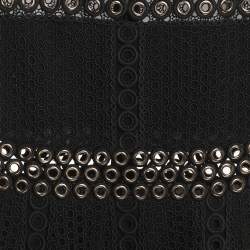 مملوكة مسبقًا فستان ميدي أسود من ماج بدانتيل مع حلقات معدنية وأكمام قصيرة مقاس صغير