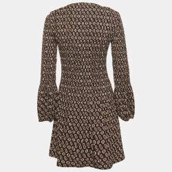 مملوكة مسبقًا فستان مي ني بشعار مطبوع من ماج أسود بكريب مجعد مقاس متوسط