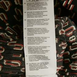 مملوكة مسبقًا فستان ميني بشعار مطبوع من ماج أسود بكريب مجعد مقاس متوسط