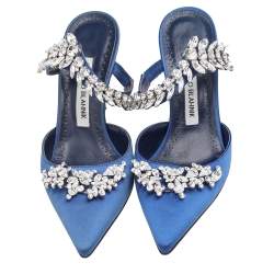 مملوكة مسبقًا صندل مانولو بلانيك مقدمة مدببة مزخرف كريستال لوروم ساتان أزرق مقاس 36