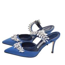 مملوكة مسبقًا صندل مانولو بلانيك مقدمة مدببة مزخرف كريستال لوروم ساتان أزرق مقاس 36
